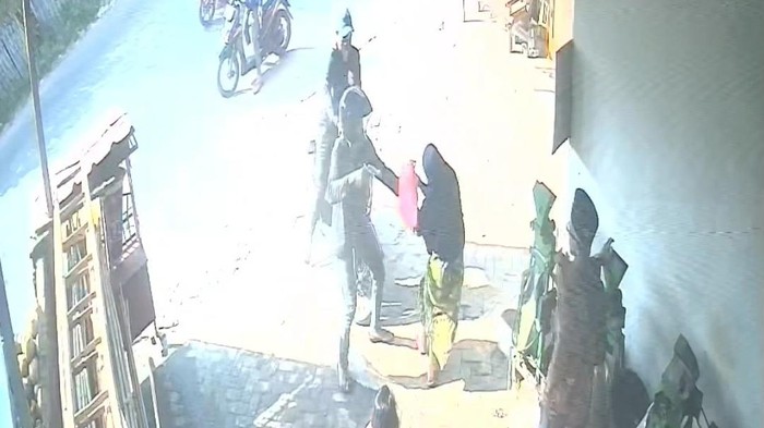 Rekaman CCTV memperlihatkan IRT di Bandar Lampung melawan pencuri motor meski ditodong senpi