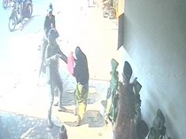 Video Detik-detik Emak-emak Lawan Pencuri Bersenpi di Lampung