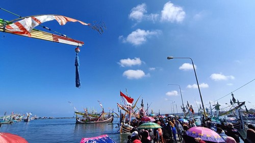 Ribuan nelayan memadati kawasan PPN, tepatnya di pesisir pantai Desa Pengambengan, Kecamatan Negara, Jembrana Bali, Minggu (13/7/2025). (I Putu Adi Budiastrawan/detikBali)