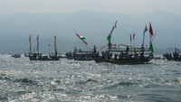 Sejumlah warga dan nelayan mengikuti tradisi Ruwat Laut di perairan Selat Sunda, Pandeglang, Banten, Minggu (13/7/2025). Foto: ANTARA FOTO/Muhammad Bagus Khoirunas