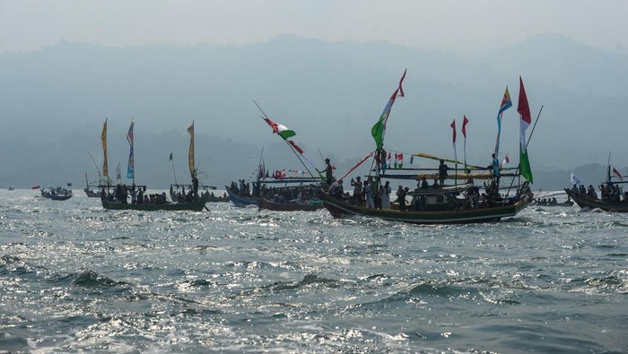 Sejumlah warga dan nelayan mengikuti tradisi Ruwat Laut di perairan Selat Sunda, Pandeglang, Banten, Minggu (13/7/2025). Ruwat Laut yang diikuti ribuan warga dan nelayan Carita tersebut digelar sebagai ungkapan rasa syukur atas hasil tangkapan ikan dan dilaksanakan setiap bulan Muharram dalam kalender Islam. ANTARA FOTO/Muhammad Bagus Khoirunas/nz