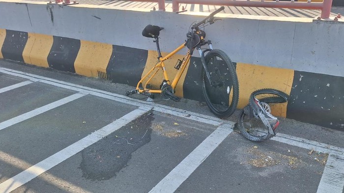 Sepeda milik korban meninggal ditabrak lari oleh pikap yang belum teridentifikasi di Jembatan Suramadu.
