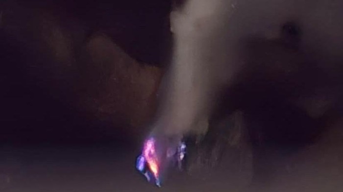Sinar biru di Kawah Baru Gunung Papandayan (dokumentasi: Instagram Badan Geologi ESDM)