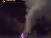 Muncul Sinar Api Biru di Dinding Kawah Baru Gunung Papandayan, Ini Sebabnya