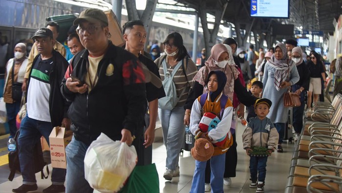 Sejumlah penumpang KA Bogowonto rute Lempuyangan-Pasar Senen berjalan setibanya di Stasiun Pasar Senen, Jakarta, Minggu (13/7/2025). PT Kereta Api Indonesia (Persero) Daerah Operasi 1 Jakarta mencatat aktivitas arus balik di akhir masa liburan sekolah pada Minggu (13/7) di tujuh stasiun Kereta Api Jarak Jauh (KAJJ) wilayah Daop 1 Jakarta masih didominasi oleh penumpang yang datang yakni sebanyak 37.259 pelanggan, sementara khusus di Stasiun Pasar Senen kedatangan penumpang tercatat sebanyak 13.366 pelanggan. ANTARA FOTO/Indrianto Eko Suwarso/nym.