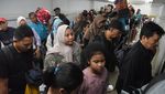 Stasiun Pasar Senen Dipenuhi Penumpang Arus Balik Akhir Liburan Sekolah