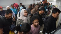 Sementara khusus di Stasiun Pasar Senen kedatangan penumpang tercatat sebanyak 13.366 pelanggan. Foto: ANTARA FOTO/Indrianto Eko Suwarso