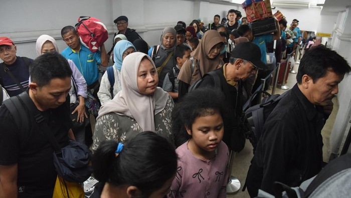 Sejumlah penumpang KA Bogowonto rute Lempuyangan-Pasar Senen berjalan setibanya di Stasiun Pasar Senen, Jakarta, Minggu (13/7/2025). PT Kereta Api Indonesia (Persero) Daerah Operasi 1 Jakarta mencatat aktivitas arus balik di akhir masa liburan sekolah pada Minggu (13/7) di tujuh stasiun Kereta Api Jarak Jauh (KAJJ) wilayah Daop 1 Jakarta masih didominasi oleh penumpang yang datang yakni sebanyak 37.259 pelanggan, sementara khusus di Stasiun Pasar Senen kedatangan penumpang tercatat sebanyak 13.366 pelanggan. ANTARA FOTO/Indrianto Eko Suwarso/nym.