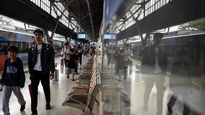 Stasiun Pasar Senen Disesaki Penumpang Arus Balik Akhir Liburan Sekolah Sejumlah penumpang KA Bogowonto rute Lempuyangan-Pasar Senen berjalan setibanya di Stasiun Pasar Senen, Jakarta, Minggu (13/7/2025). PT Kereta Api Indonesia (Persero) Daerah Operasi 1 Jakarta mencatat aktivitas arus balik di akhir masa liburan sekolah pada Minggu (13/7) di tujuh stasiun Kereta Api Jarak Jauh (KAJJ) wilayah Daop 1 Jakarta masih didominasi oleh penumpang yang datang yakni sebanyak 37.259 pelanggan, sementara khusus di Stasiun Pasar Senen kedatangan penumpang tercatat sebanyak 13.366 pelanggan. ANTARA FOTO/Indrianto Eko Suwarso/nym.