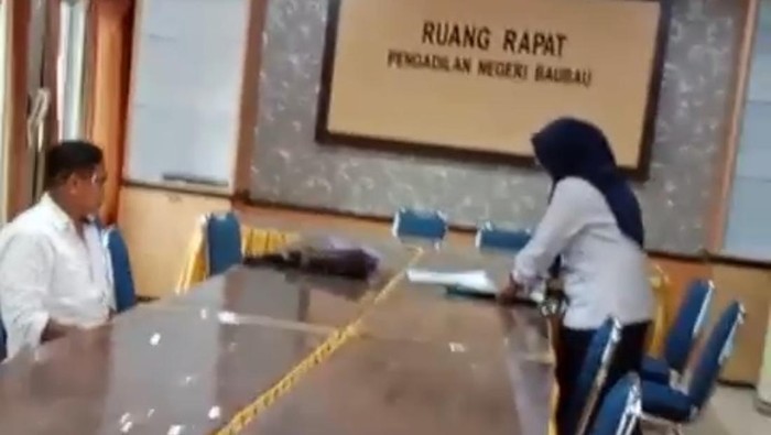 Tangkapan layar seorang wanita memvidieo dirinya sedang marah-marah di PN Baubau karena tanahnya diserobot mantan karyawannya.