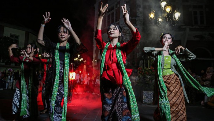 Tarian Massal Berkebaya Hidupkan Semangat Tradisi di Kota Lama Semarang Penari mengenakan pakaian kebaya saat menampilkan tarian kreasi dalam pertunjukkan 300 wanita berkebaya menari di Kota Lama, Semarang, Jawa Tengah, Sabtu (12/7/2025). Pertunjukan tari yang diikuti 300 perempuan lintas generasi dari berbagai macam elemen masyarakat tersebut digelar untuk menggerakkan industri ekonomi kreatif dan meningkatkan daya kunjung wisatawan di kota itu sekaligus mengenalkan serta melestarikan busana khas Indonesia yang telah diakui sebagai warisan budaya tak benda oleh UNESCO dan menyambut Hari Kebaya Nasional 2025. ANTARA FOTO/Makna Zaezar/nz