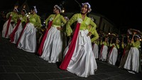 Pertunjukan tari yang diikuti 300 perempuan lintas generasi dari berbagai macam elemen masyarakat tersebut digelar untuk menggerakkan industri ekonomi kreatif dan meningkatkan daya kunjung wisatawan di kota itu. Foto: ANTARA FOTO/Makna Zaezar