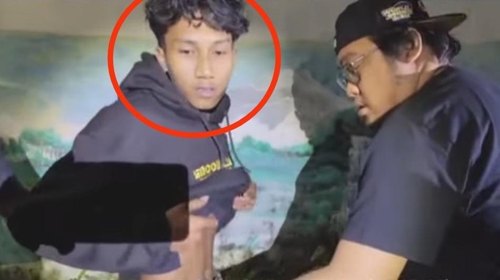 Tim patroli Polsek Makassar saat menggeledah remaja yang ketahuan membuang badik.
