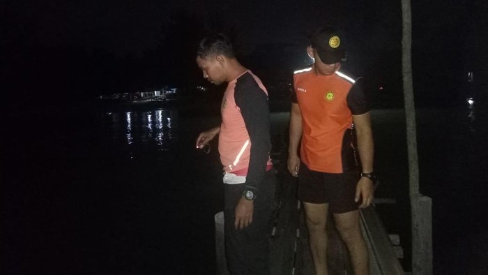Tim SAR gabungan saat mencari korban yang hilang tenggelam