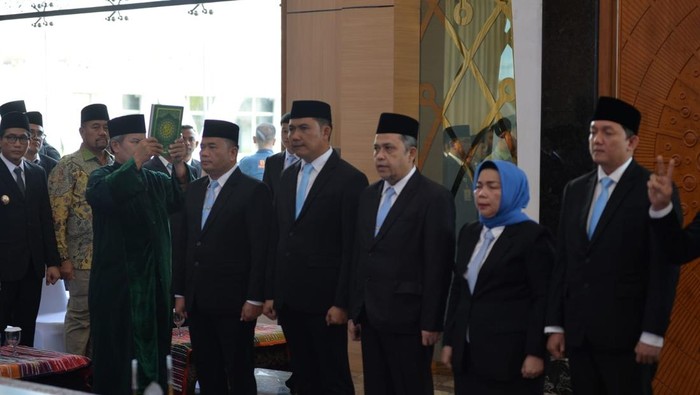 Timur Tumanggor (kiri) dan Heri Wahyudi Marpaung (nomor dua dari kiri) saat dilantik sebagai pejabat eselon II Pemprov Sumut) (Foto: Istimewa)