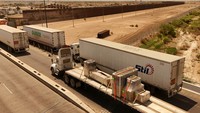 Truk-truk menyeberang ke Amerika Serikat melalui jembatan perbatasan Zaragoza-Ysleta. Uni Eropa dan Meksiko, keduanya mitra dagang terbesar AS, menanggapi dengan menyebut tarif tersebut tidak adil dan mengganggu, sembari berjanji untuk terus bernegosiasi dengan AS demi kesepakatan perdagangan yang lebih luas sebelum batas waktu. Foto: REUTERS/Jose Luis Gonzalez
