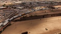 Pemandangan drone menunjukkan truk-truk menyeberang ke Amerika Serikat melalui jembatan perbatasan Zaragoza-Ysleta, di Ciudad Juarez, Meksiko, 12 Juli 2025. Pengumuman tarif 30% untuk barang-barang Meksiko oleh Presiden AS Donald Trump pada hari Sabtu (12/7) telah memicu kekhawatiran tentang masa depan ekonomi Meksiko, yang mengkhawatirkan para ahli dan warga negara. Foto: REUTERS/Jose Luis Gonzalez