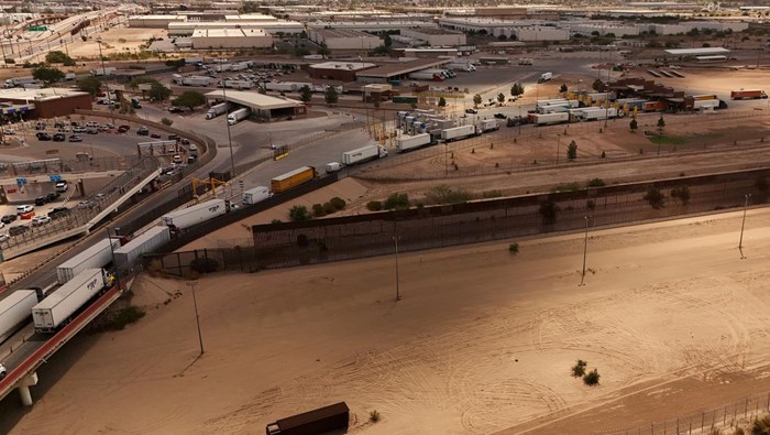 Truk-Truk Padati Perbatasan, Tarif Baru Trump Guncang Ekonomi Meksiko A drone view shows trucks crossing into the United States via the Zaragoza-Ysleta border bridge, after U.S. President Donald Trump announced imposing a 30% tariff on imported goods from the European Union and Mexico, starting August 1, 2025, in Ciudad Juarez, Mexico, July 12, 2025. REUTERS/Jose Luis Gonzalez
