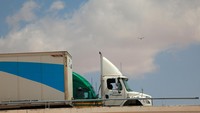 Truk mengantre untuk menyeberang ke AS. Warga Meksiko menyatakan kekhawatiran tentang dampak kebijakan tersebut terhadap biaya hidup. Foto: REUTERS/Jose Luis Gonzalez