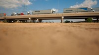 Truk-truk menyeberang ke Amerika Serikat melalui jembatan perbatasan Zaragoza-Ysleta. Trump mengancam akan mengenakan tarif 30% untuk impor dari Meksiko dan Uni Eropa mulai 1 Agustus, setelah berminggu-minggu negosiasi dengan sekutu utama AS dan mitra dagang utama gagal mencapai kesepakatan perdagangan yang komprehensif. Foto: REUTERS/Jose Luis Gonzalez