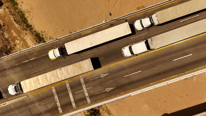 Truk-Truk Padati Perbatasan, Tarif Baru Trump Guncang Ekonomi Meksiko A drone view shows trucks crossing into the United States via the Zaragoza-Ysleta border bridge, after U.S. President Donald Trump announced imposing a 30% tariff on imported goods from the European Union and Mexico, starting August 1, 2025, in Ciudad Juarez, Mexico, July 12, 2025. REUTERS/Jose Luis Gonzalez