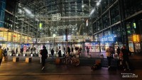 Tampak stasiun kereta Berlin malam hari.