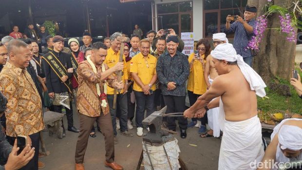 Wakil Menteri Kebudayaan Giring saat menghadiri Festival Budaya Spiritual di Tulungagung.
