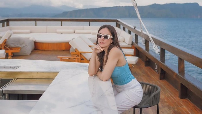 Wulan Guritno santai di Danau Toba Wulan Guritno dalam media sosial miliknya.