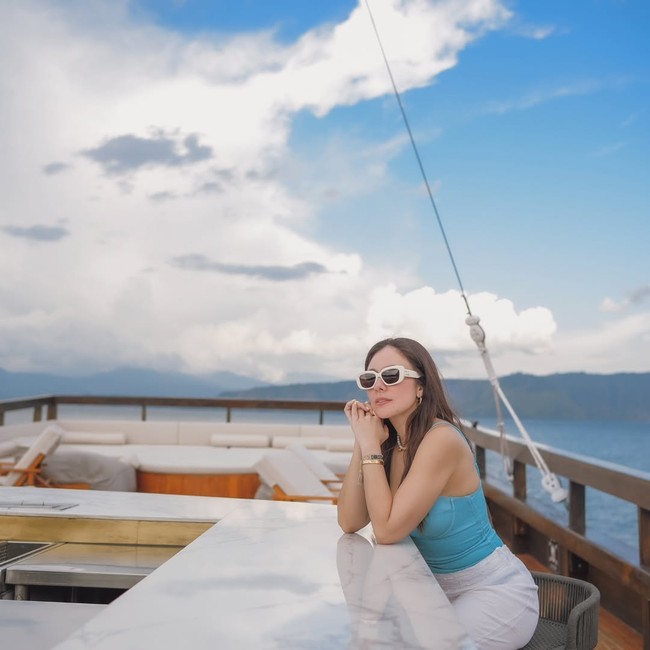 Sering dijuluki hot mom, pesona Wulan Guritno juga tak kalah memikat di usianya yang menginjak 44 tahun. Rajin berolahraga, hingga kini ibu 3 orang anak itu juga masih memiliki tubuh yang langsing. Foto: dok instagram Wulan Guritno
