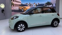 Seluruh varian kini telah dilengkapi dengan fasilitas fast charging memungkinkan pengisian daya dari 30% hingga 80% hanya dalam waktu 35 menit. Slot charging-nya juga sudah mengadopsi CCS2. Foto: Wuling
