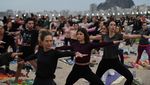 Yoga Massal Sambut Pagi di Pantai Copacabana Brasil