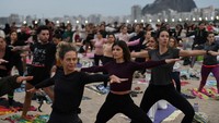 Acara ini dimulai sebelum matahari terbit selama periode Brahma Muhurta, yang diyakini dapat menyelaraskan ritme seseorang dengan alam, menurut penyelenggara. Foto: REUTERS/Lucas Landau