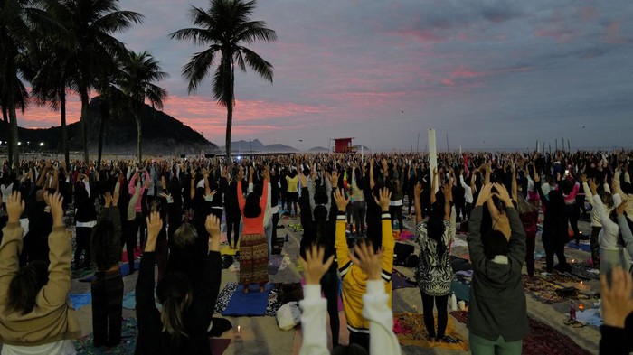 Yoga Massal Sambut Pagi di Pantai Copacabana Brasil People attend a massive yoga class, of the