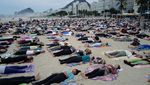 Yoga Massal Sambut Pagi di Pantai Copacabana Brasil