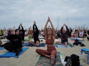Yoga Massal Sambut Pagi di Pantai Copacabana Brasil