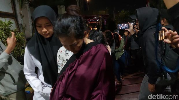 12 tersangka penjualan balita ke Singapura digiring polisi.