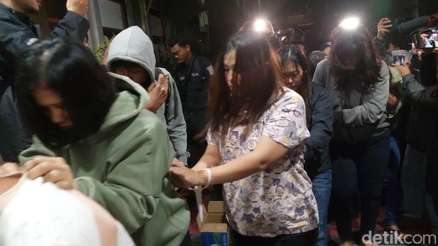 12 tersangka penjualan balita ke Singapura digiring polisi.