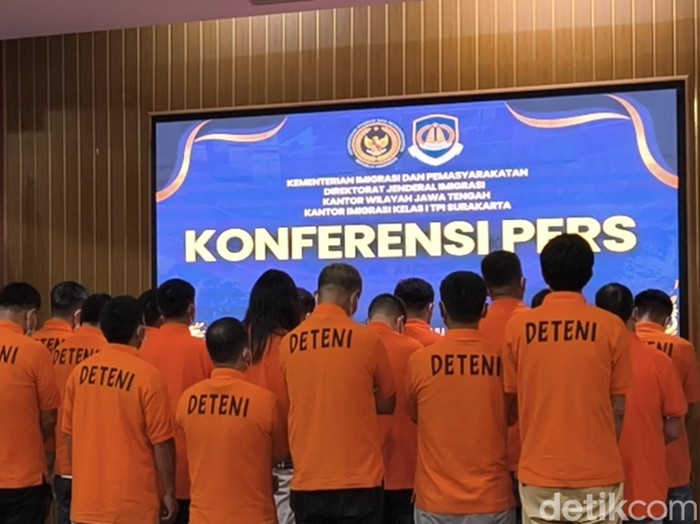 20 WNA asal Tiongkok di Kantor Imigrasi Kelas I TPI Surakarta, Senin (14/7/2025) dini hari. Mereka akan dideportasi lewat Surabaya.