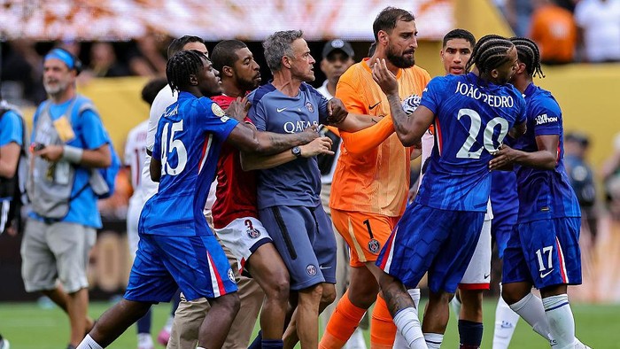 EAST RUTHERFORD, NEW JERSEY - JULY 13: PSG Head Coach Luis Enrique get into an argument with João Pedro of Chelsea FC following the FIFA Club World Cup 2025 final match between Chelsea FC and Paris Saint-Germain at MetLife Stadium on July 13, 2025 in East Rutherford, New Jersey. (Photo by Heuler Andrey/Eurasia Sport Images/Getty Images)