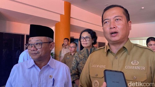 Menteri Pendidikan Dasar dan Menengah Abdul Muti bersama Gubernur NTB Lalu Muhamad Iqbal saat bertemu di Mataram, Senin (14/7/2025). (Ahmad Viqi/detikBali).