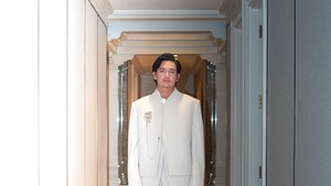 Jadi penyanyi? Emang bisa? Jawabannya udah pasti gak bukan karena gak mau tapi emang karena gak bakat dan tahu suaranya gitu aja aja hahaha tapi kok sekarang nyanyi? Hmm karena gue mau nganterin @cantitachril menuju mimpinya di musik.. karena dulu udah pernah janji to make her bloom.. so mungkin ini waktunya.. liriknya terinspirasi dari perjalanan gue dan canti dan pasti banyak orang yang relate hehehe.. terima kasih @ivaniponk dan @oendari udah buat lirik yang indah dan dekat untuk kita semua dan yang paling penting ngebuat suara gue masih bisa dinikmatin hahaha, tulis Adipati dalam Instagram miliknya. Foto: dokumen instagram Adipati Dolken