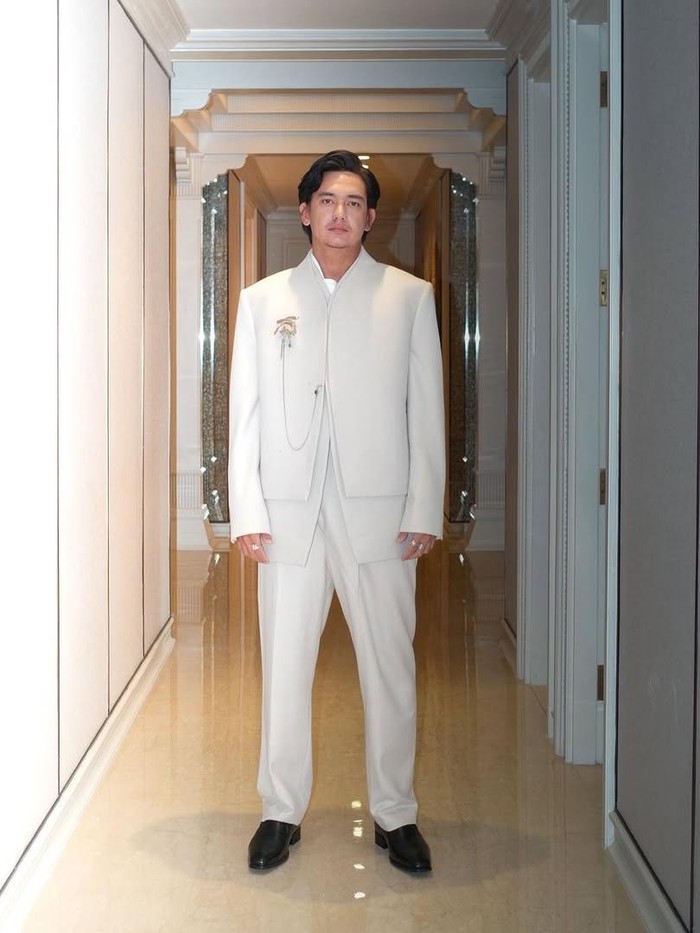 Adipati Dolken dalam media sosial miliknya.