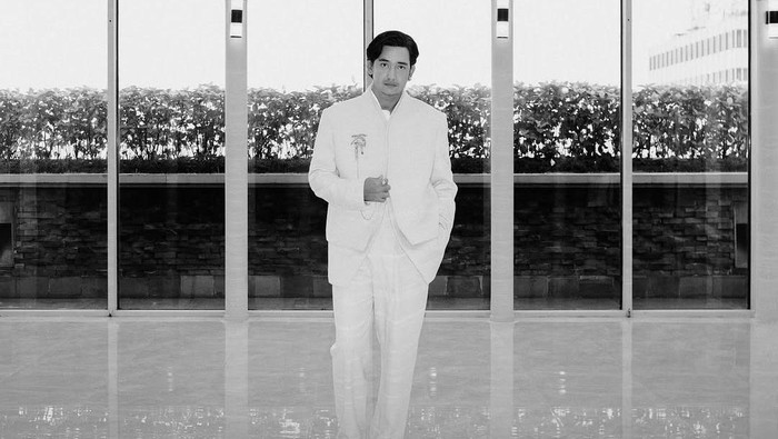 Adipati Dolken dalam media sosial miliknya.