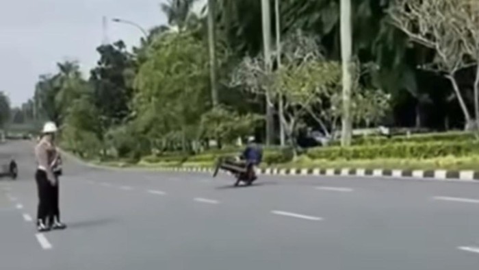 Aksi frestyle pengemudi becak di Pekanbaru. (Foto: dok Istimewa)