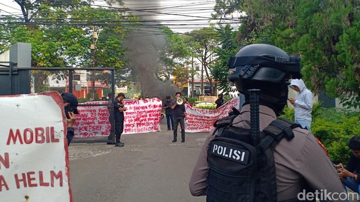 Aliansi Masyarakat BTP menggelar aksi unjuk rasa di depan kantor Disdik Sulsel pada Senin (14/7/2025).