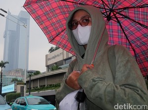 Air Hujan di Jakarta Mengandung Mikroplastik, Menkes Sarankan Pakai Masker
