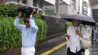Warga menggunakan tas dan payung menerobos gerimis. Hingga akhir Juni 2025, pemantauan BMKG menunjukkan bahwa baru sekitar 30 persen ZOM yang telah memasuki musim kemarau. Angka ini jauh lebih rendah dibandingkan kondisi normal, di mana secara klimatologis sekitar 64 persen ZOM biasanya sudah mengalami musim kemarau pada akhir Juni.