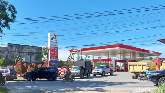 Antrean kendaraan mengisi BBM jenis solar di salah satu SPBU Pekanbaru, Riau. (Raja Adil Siregar/detikSumut)