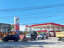 Antrean BBM Jenis Solar Mengular di SPBU Pekanbaru