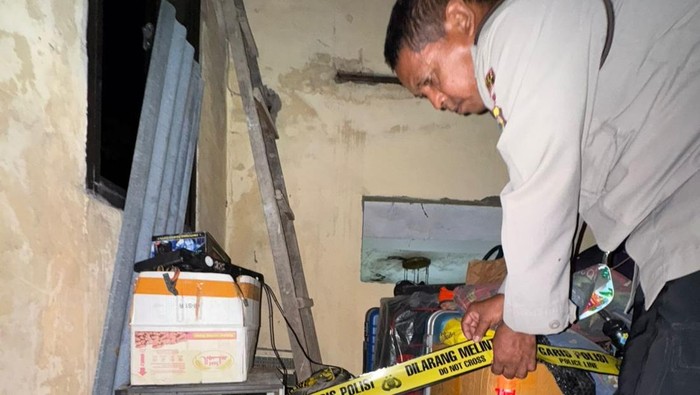 Aparat memasang garis polisi di lokasi penemuan granat genggam jenis nanas di Maros.